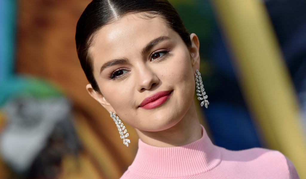 Улыбающаяся актриса и певица Селена Гомез с сережками в ушах