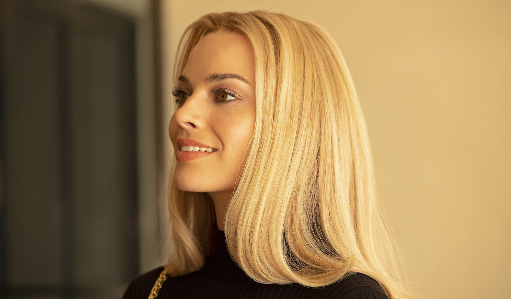 Улыбающаяся блондинка, актриса Марго Робби с карими  глазами