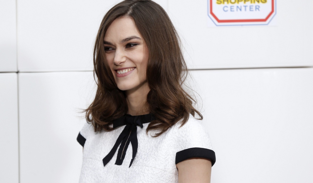 Улыбающаяся девушка, актриса Кира Найтли в платье