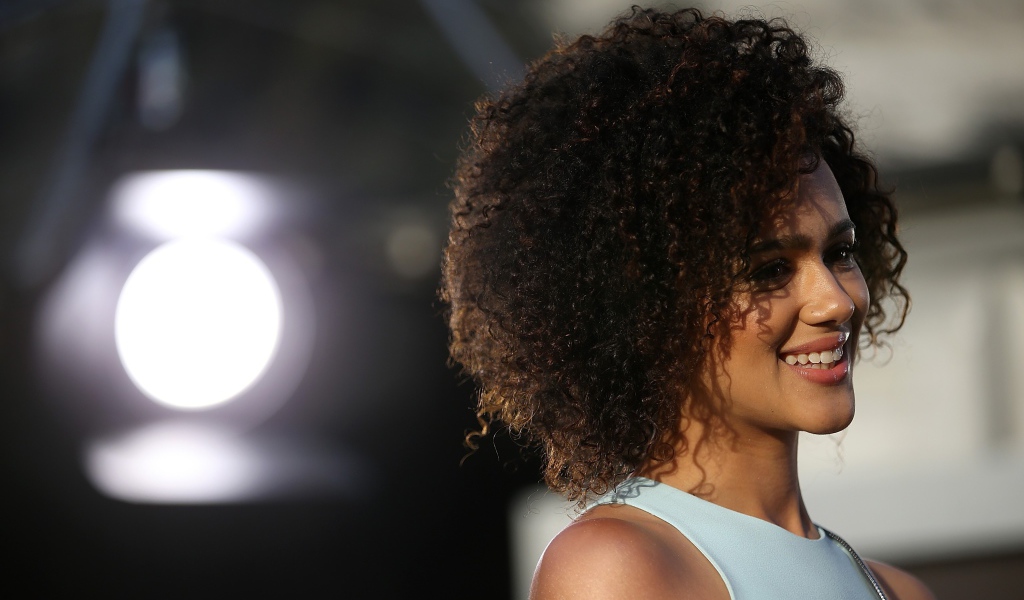 Улыбающаяся девушка, актриса  Натали Эммануэль