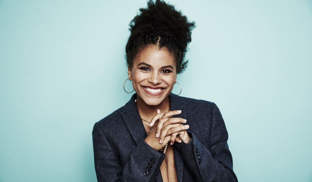 Улыбающаяся девушка, актриса Зази Битц в сером пиджаке