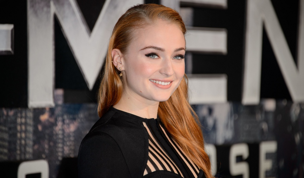 Улыбающаяся рыжеволосая девушка, актриса Софи Тёрнер