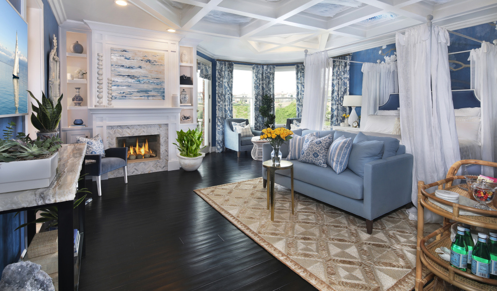 Просторная спальня с диваном и камином