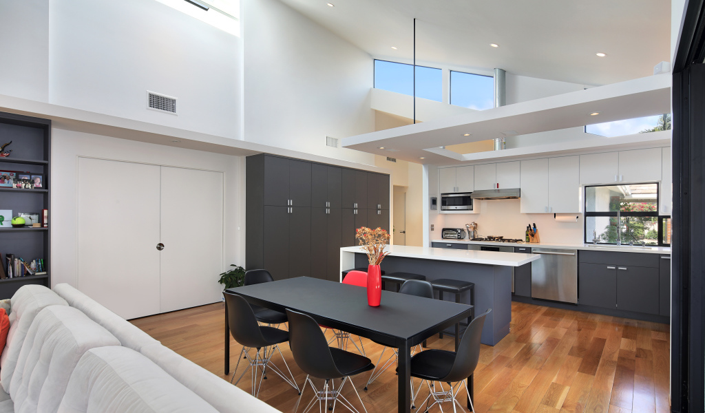 Просторная кухня в серо-белых тонах 