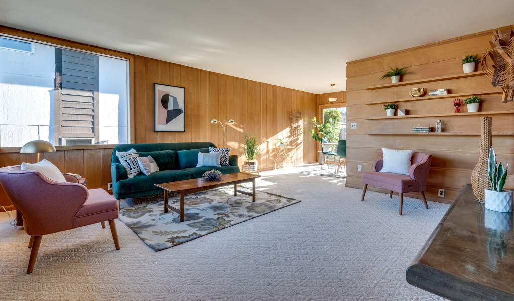 Просторная гостиная комната с деревяной мебелью 