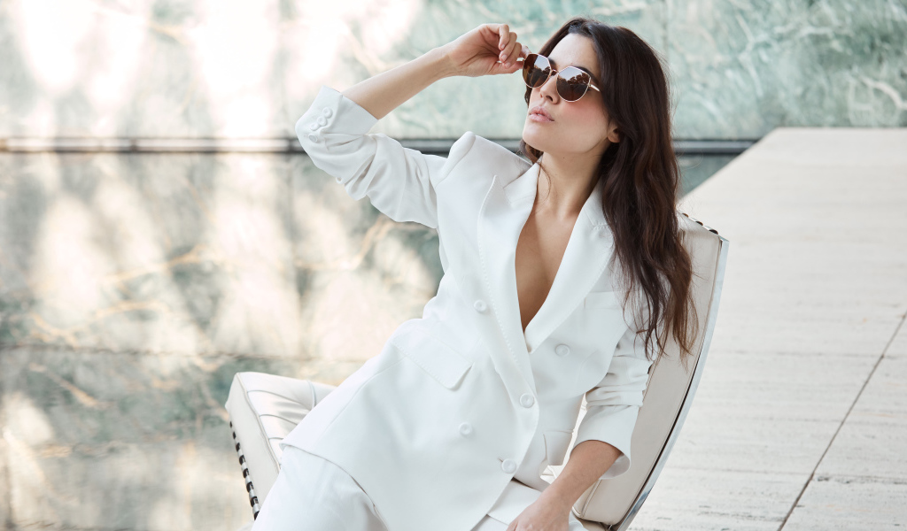 Испанская киноактриса Адриана Угарте в белом костюме