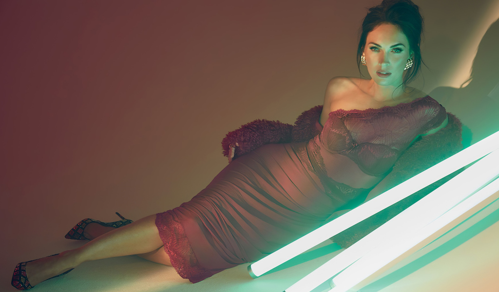 Эффектная актриса Меган Фокс  в красном платье