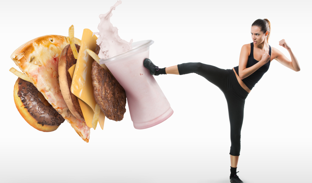 Спортивная девушка против вредной еды 