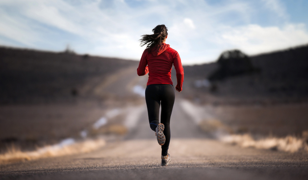 Спортивная девушка занимается бегом