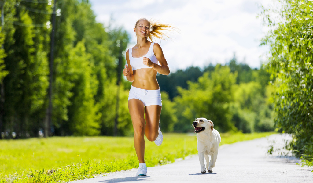 Спортивная девушка бегает с золотистым ретривером