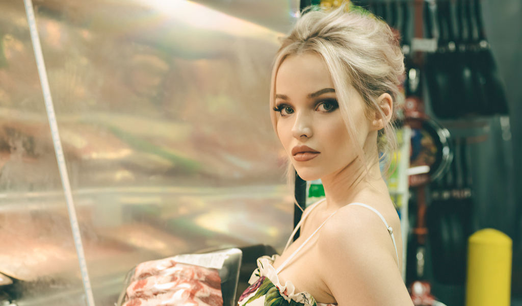 Стильная девушка, актриса Дав Кэмерон 