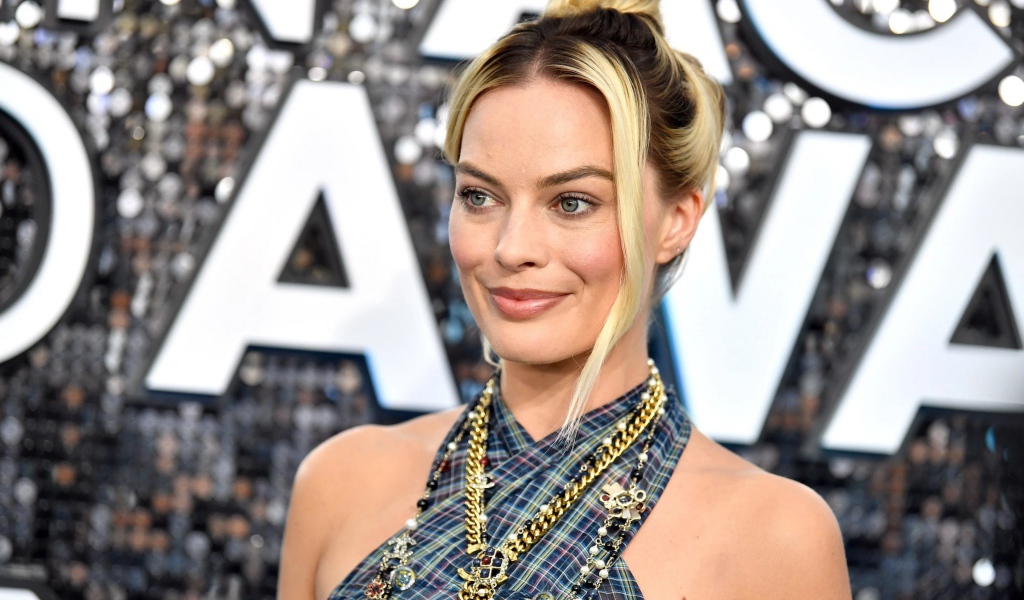 Стильная актриса Марго Робби с украшениями на шее 