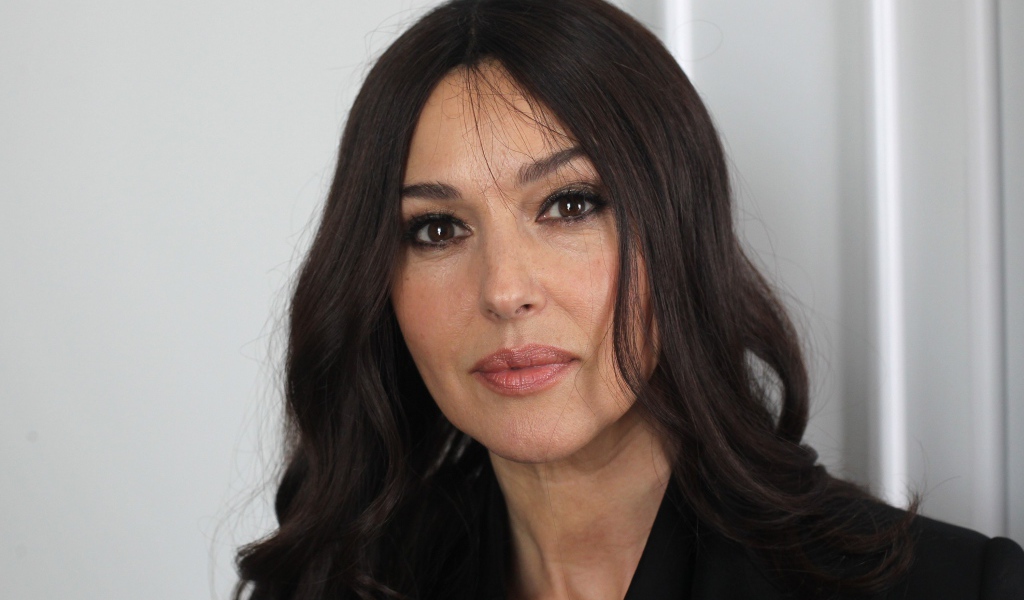 Стильная актриса Моника Беллуччи в черном костюме