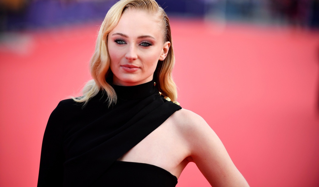 Стильная актриса Софи Тёрнер в черном наряде