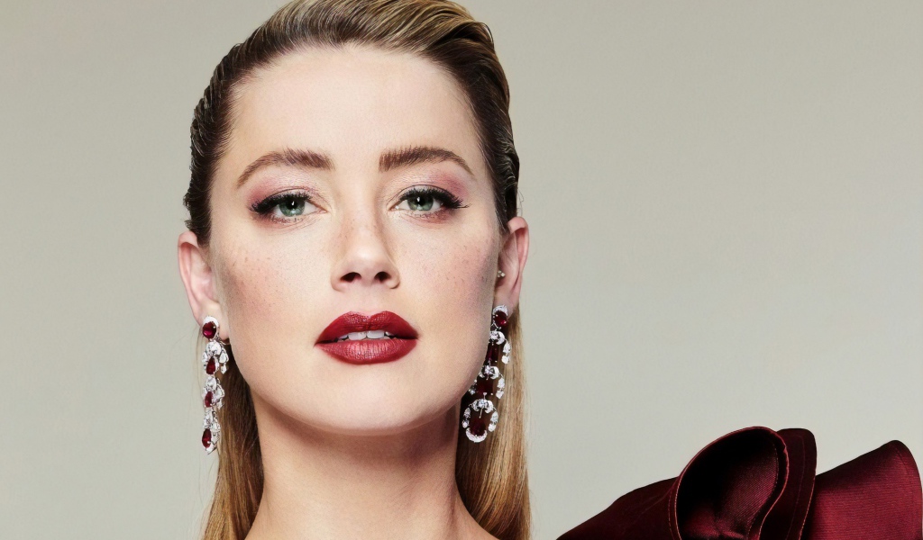 Стильная женщина, актриса Эмбер Хёрд с ярким макияжем