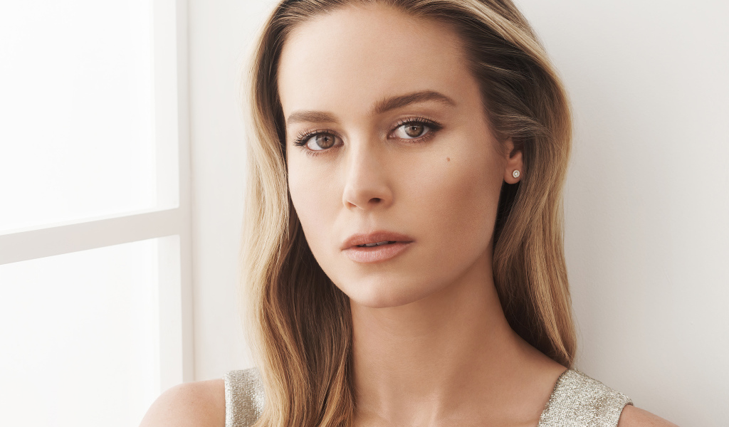 Милая Бри Ларсон стоит у окна