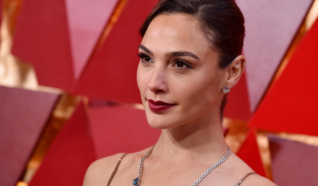 Милая улыбка яркой актрисы Галь Гадот