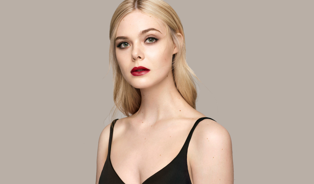 Нежная блондинка Эль Фаннинг на сером фоне