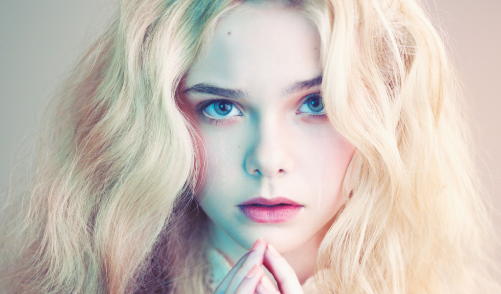 Нежная блондинка, актриса Эль Фэннинг лицо крупным планом