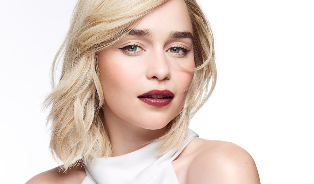 Нежная блондинка, актриса Эмилия Кларк на белом фоне