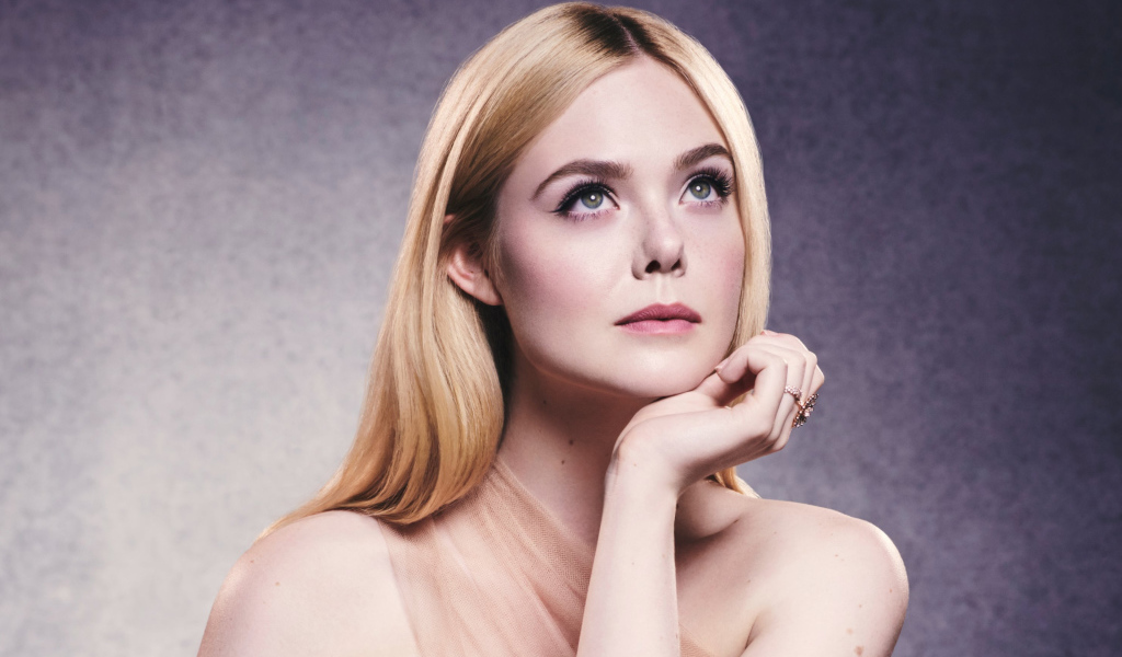 Нежная девушка, актриса Эль Фэннинг на сером фоне 