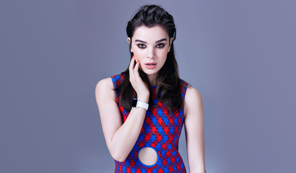 Нежная девушка, актриса Хейли Стейнфилд на фоне серой стены