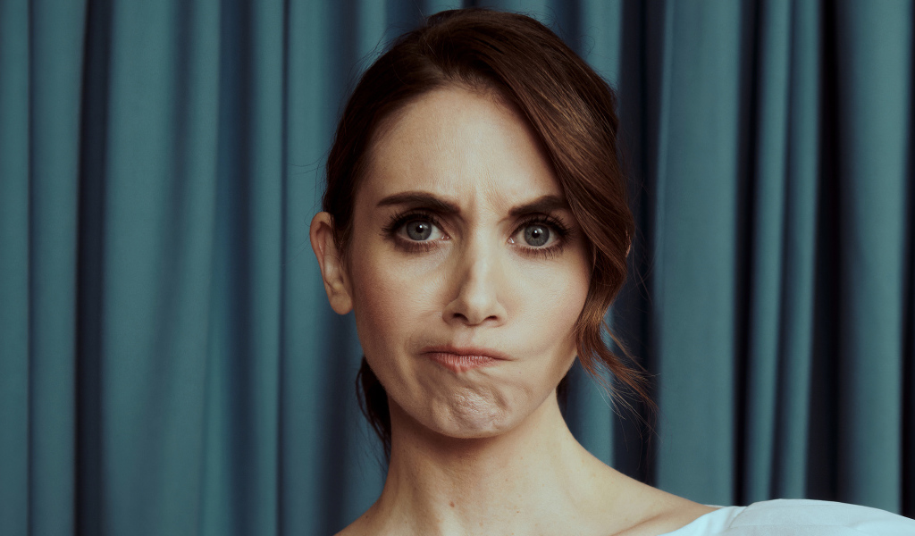 Недовольное лицо актрисы Элисон Бри 