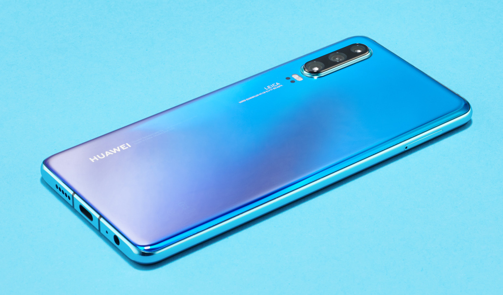 Новый смартфон Huawei P40 на голубом фоне