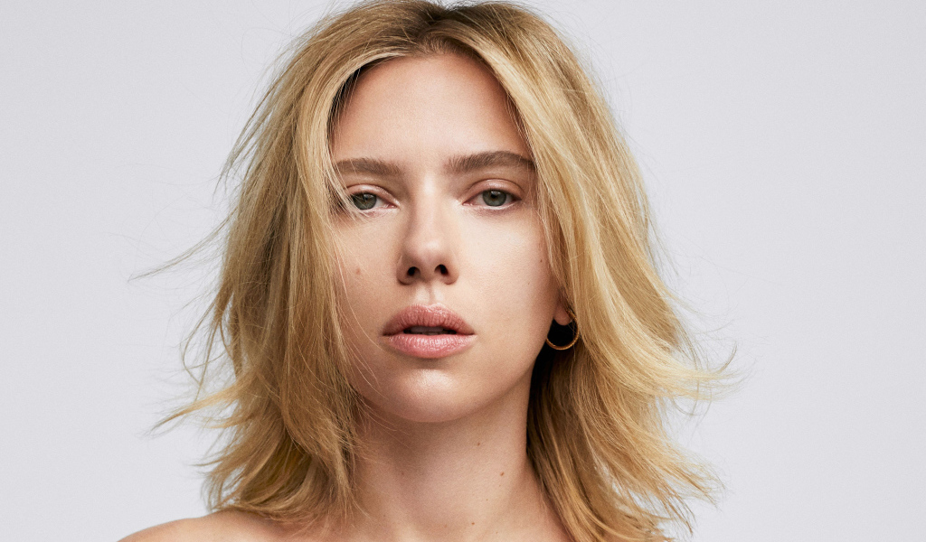 Настоящая девушка, актриса Скарлетт Йоханссон на сером фоне