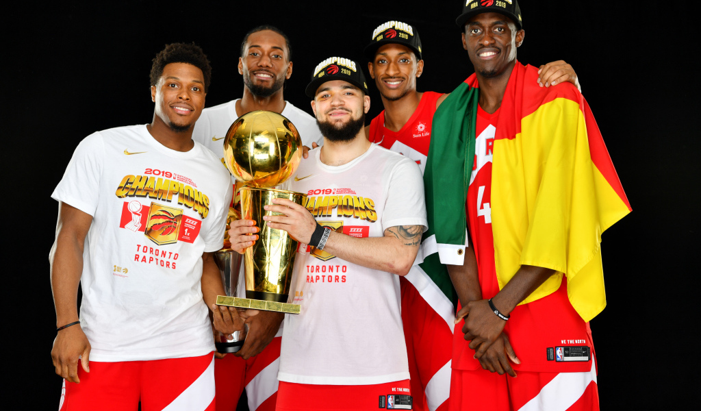 Игроки баскетбольной команды Торонто Рэпторс с кубком