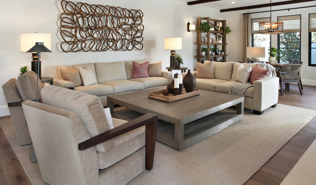 Мягкая мебель стоит в просторной светлой гостиной 