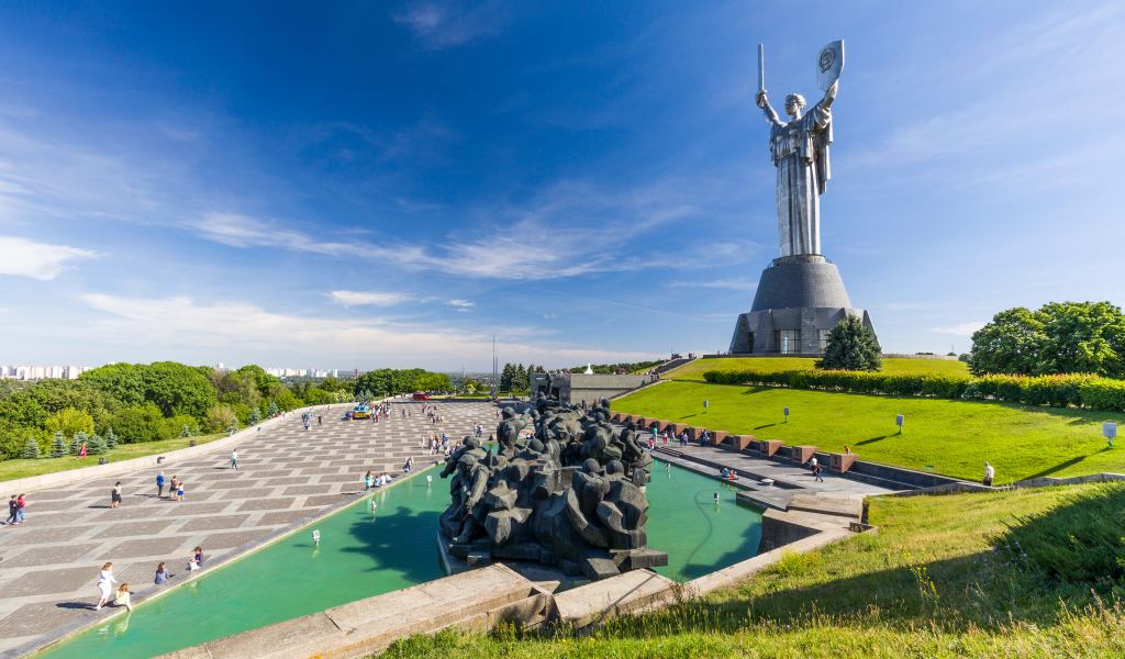 Вид на памятник Родина Мать под голубым небом, Киев, Украина