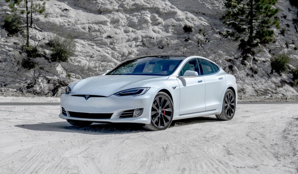 Белый автомобиль  Tesla Model S Performance, 2020 года в горах