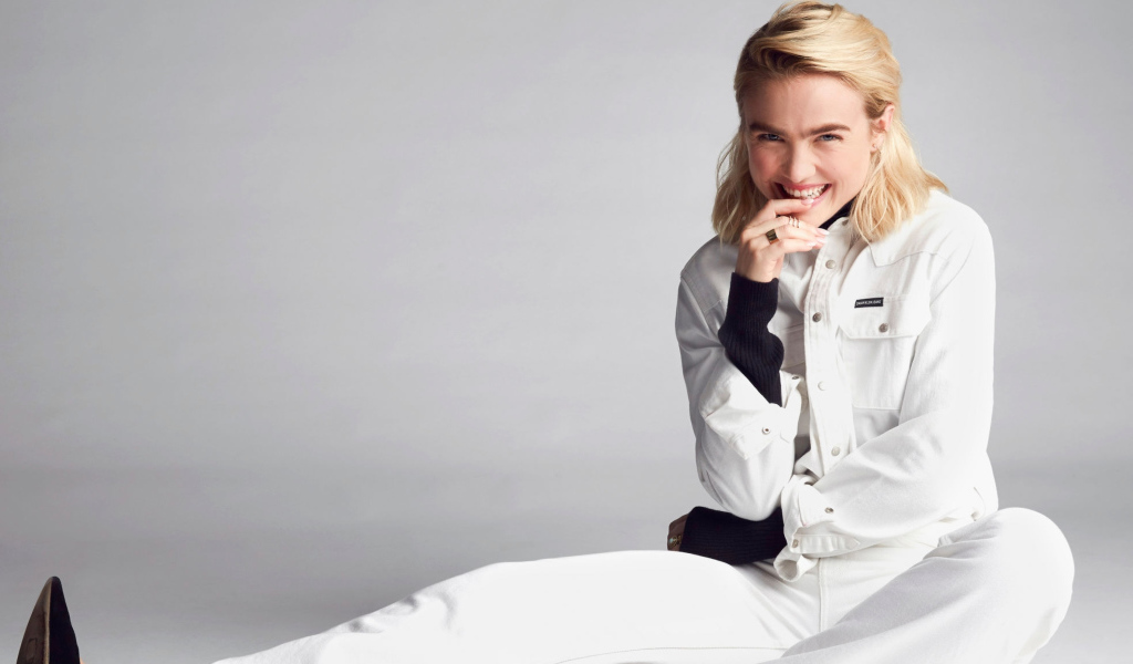 Молодая американская актриса Мэдди Хассон в белом костюме