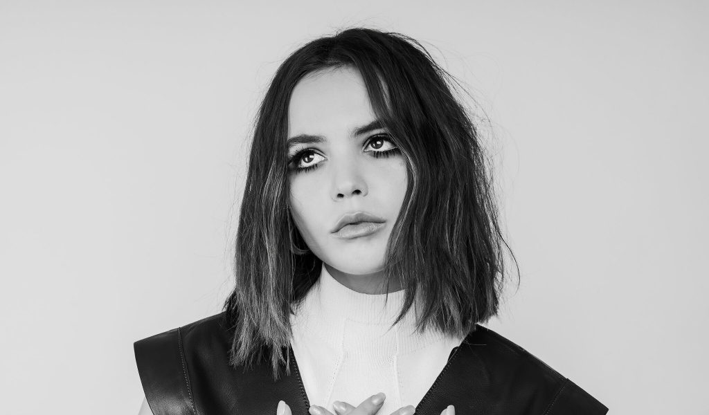 Молодая актриса Бэйли Мэдисон черно - белое фото