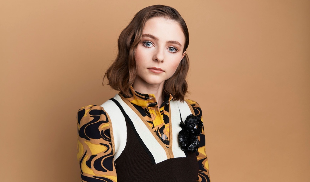 Молодая актриса Томасин Маккензи на фоне стены