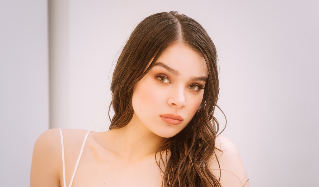 Молодая американская актриса Хейли Стейнфилд фото крупным планом