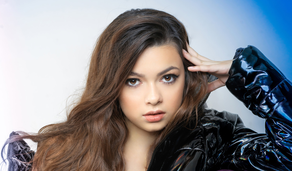 Молодая кареглазая девушка, американская актриса Никки Хан