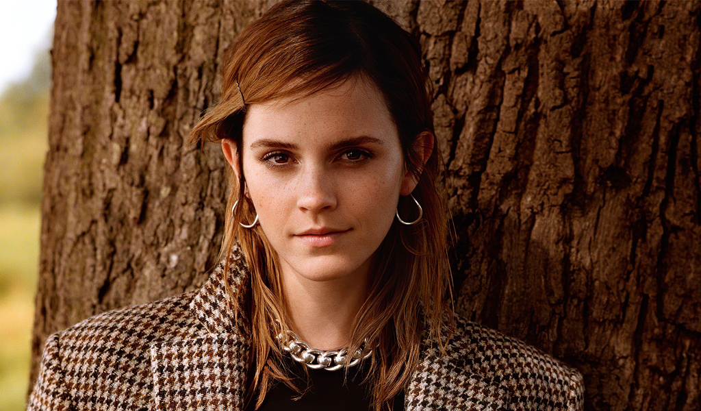 Молодая кареглазая девушка, актриса Эмма Уотсон у дерева