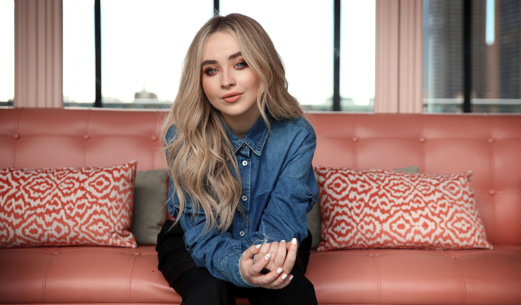 Молодая длинноволосая девушка, американская актриса и певица Сабрина Карпентер