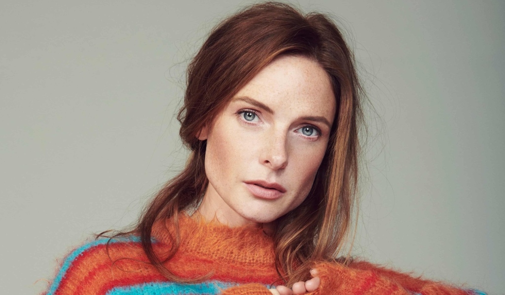 Рыжеволосая актриса Ребекка Фергюсон на сером фоне