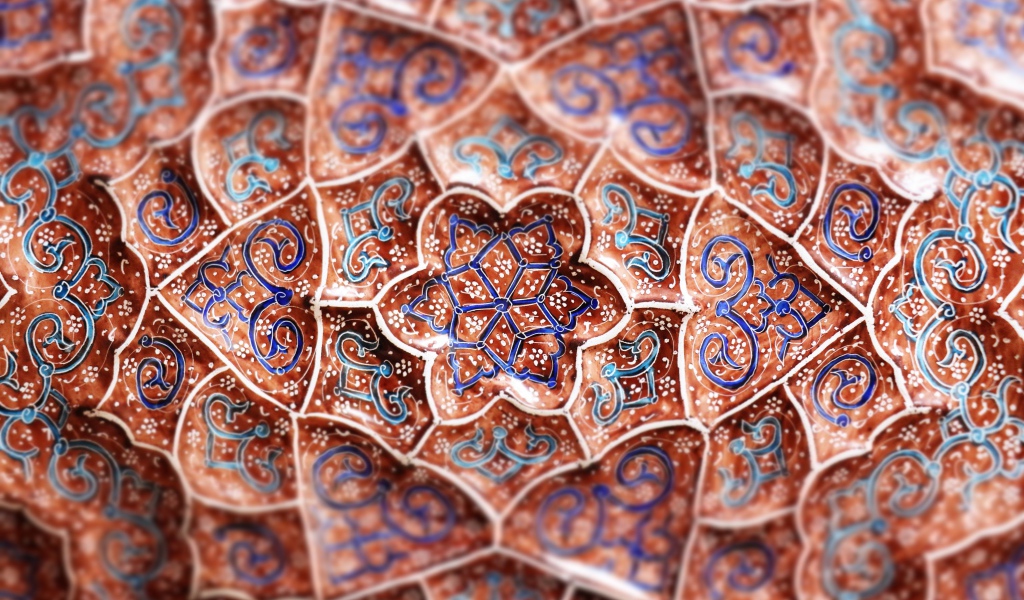 Красивые синие узоры цветов на коричневом фоне 