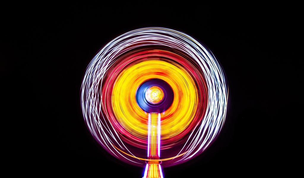 Разноцветное абстрактное пятно на черном фоне