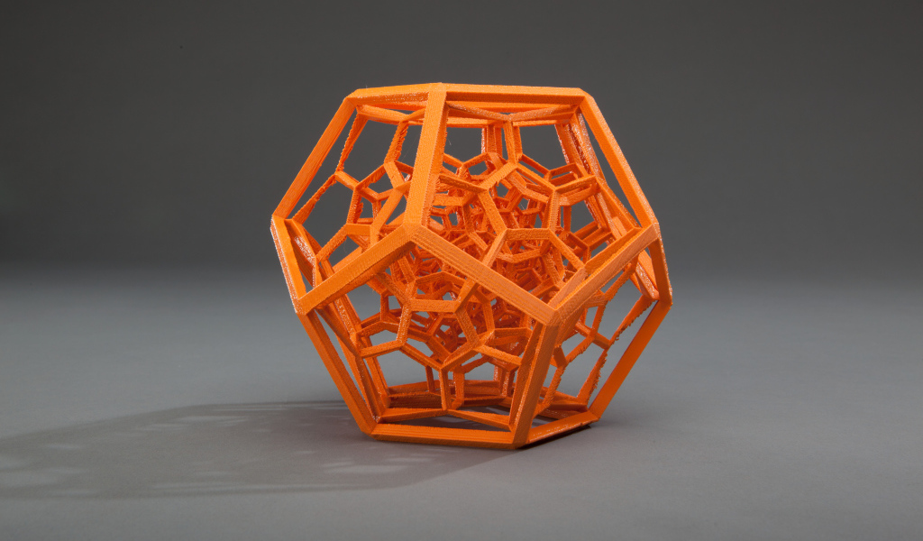 Оранжевый многогранник на сером фоне 3д