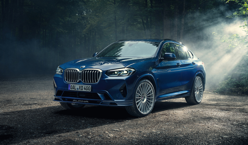 Автомобиль Alpina XD4, 2021 года в лесу