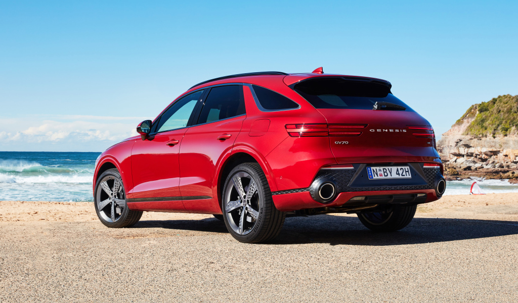 Красный автомобиль Genesis GV70 2.5T AWD 2021 года вид сзади 