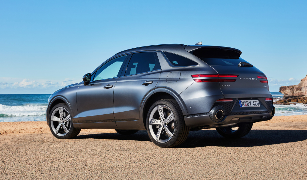 Серебристый автомобиль Genesis GV70 3.5T AWD 2021 года вид сзади 