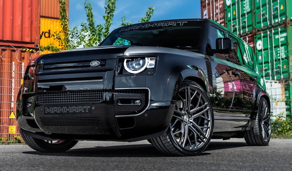 Черный дорогой автомобиль Manhart Defender DP500 2021 года