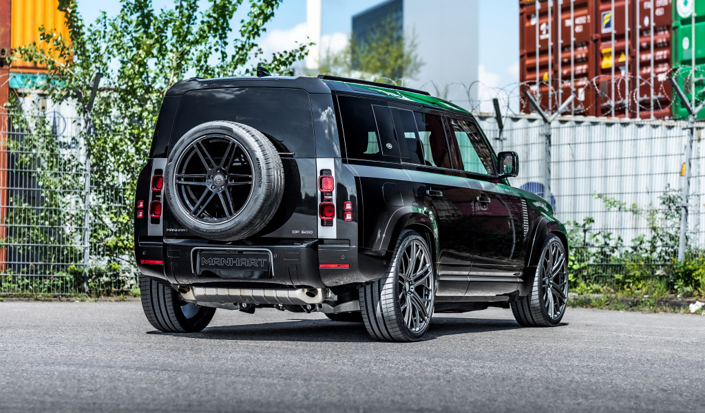 Черный автомобиль Manhart Defender DP500 2021 года вид сзади