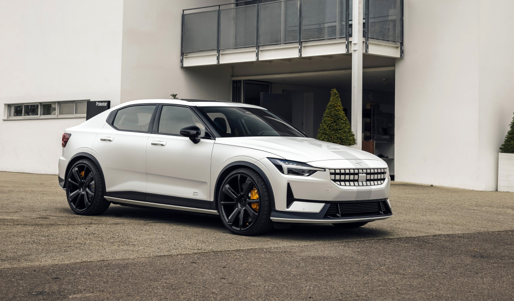 Белый Polestar 2 Experimental 2021 года у дома